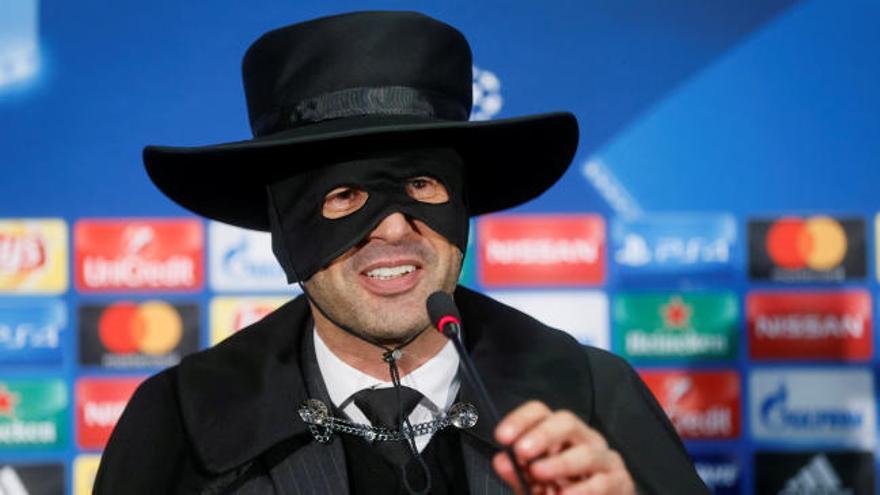 El entrenador del Shakhtar Donetsk celebra el pase de su equipo vestido de El Zorro