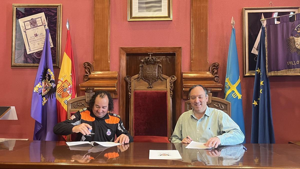 Gerardo Morís y Alejandro Vega durante la firma del convenio