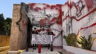 Un grupo de activistas vandalizan la villa de Messi en Ibiza