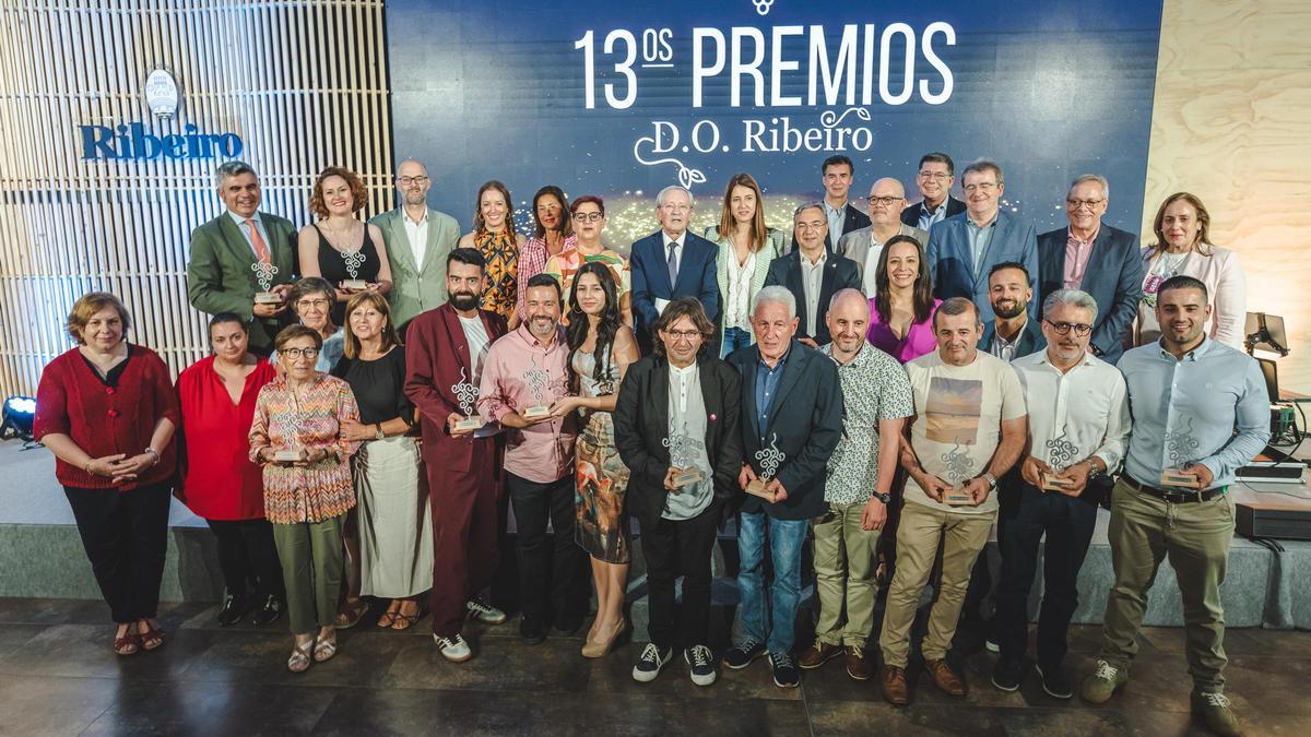 Foto de familia de los galardonados en los XIII Premios D.O. Ribeiro.