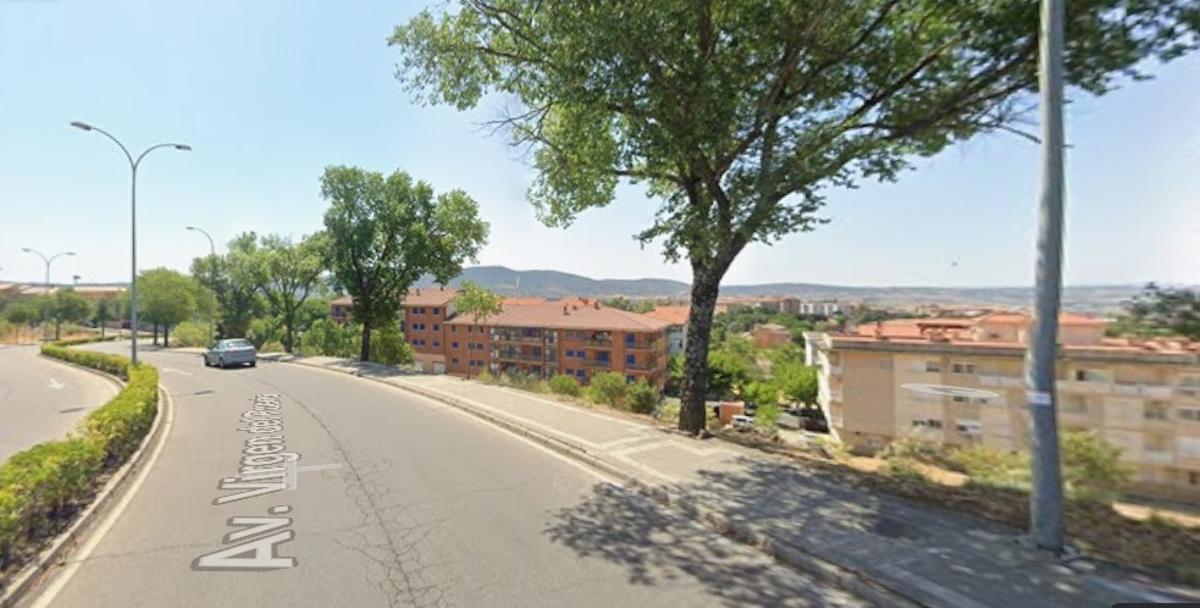 Una conductora sale ilesa tras salirse de la calzada y caer por un talud en Plasencia.