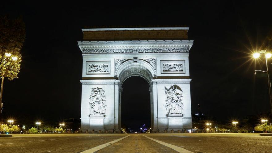 Vista general del Arco del Triunfo cuando comienza el cierre nacional en Francia.