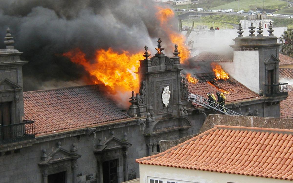 El incendio de la Casa Salazar, el 23 de enero de 2006. | E. D.