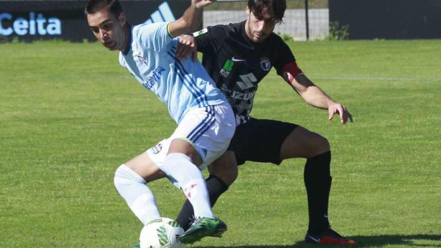 Brais Méndez controla el balón ante un rival en el campo de Barreiro. // José Lores