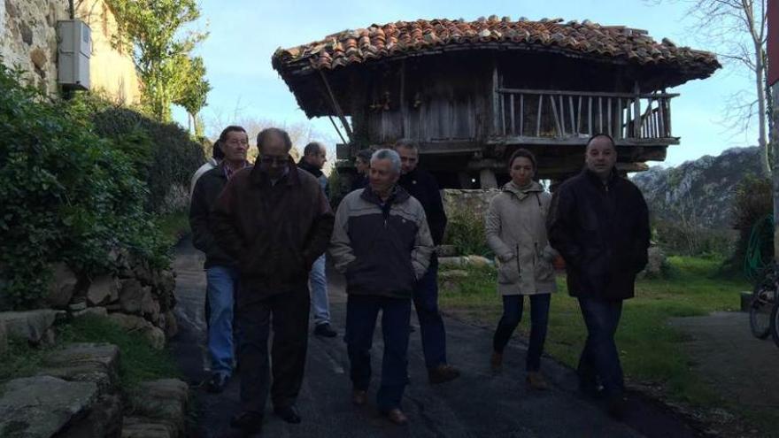 Vecinos y autoridades, ayer, en Montealea.