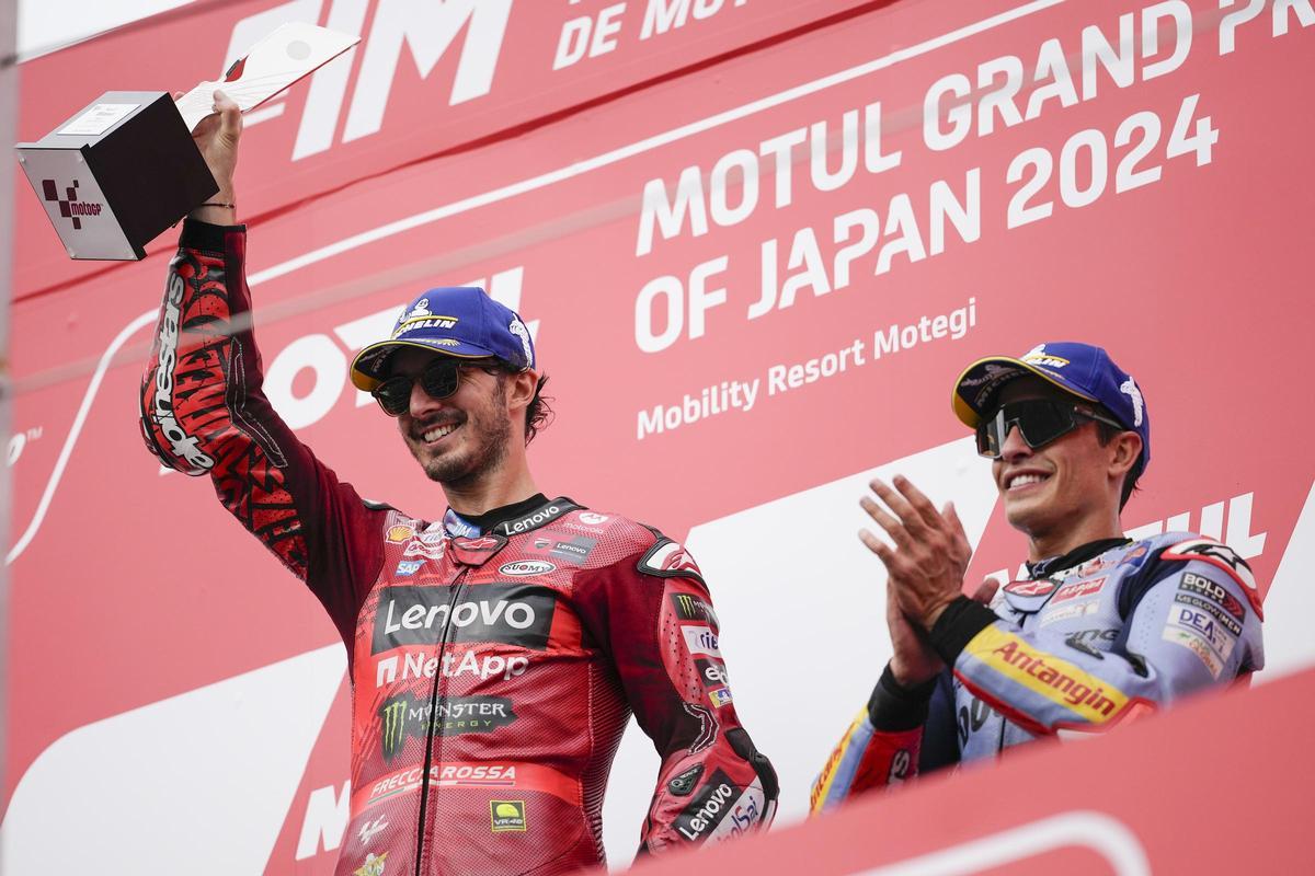 Marc Márquez, a la derecha, aplaude a Pecco Bagnaia, vencedor en Motegi, en el podio de Japón.