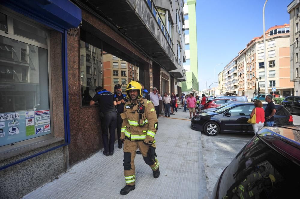 Cinco intoxicados por humo a causa de un incendio en una vivienda de Vilagarcía. El fuego comenzó en la cocina de la séptima planta de un edificio en Rosalía de Castro