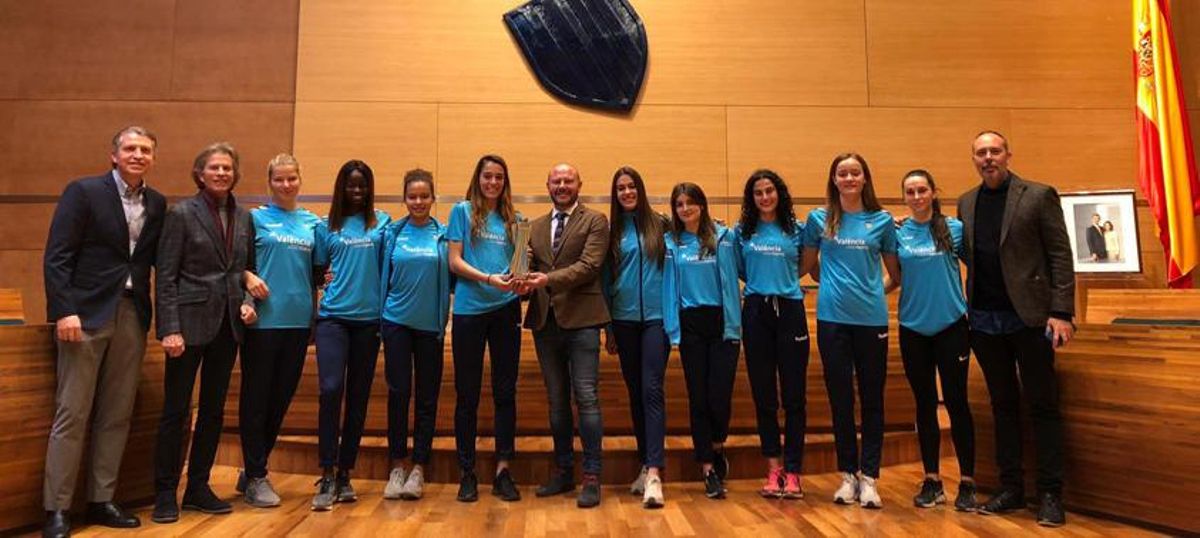 El Valencia Esport celebra el título de la Copa de la Reina en la Diputació