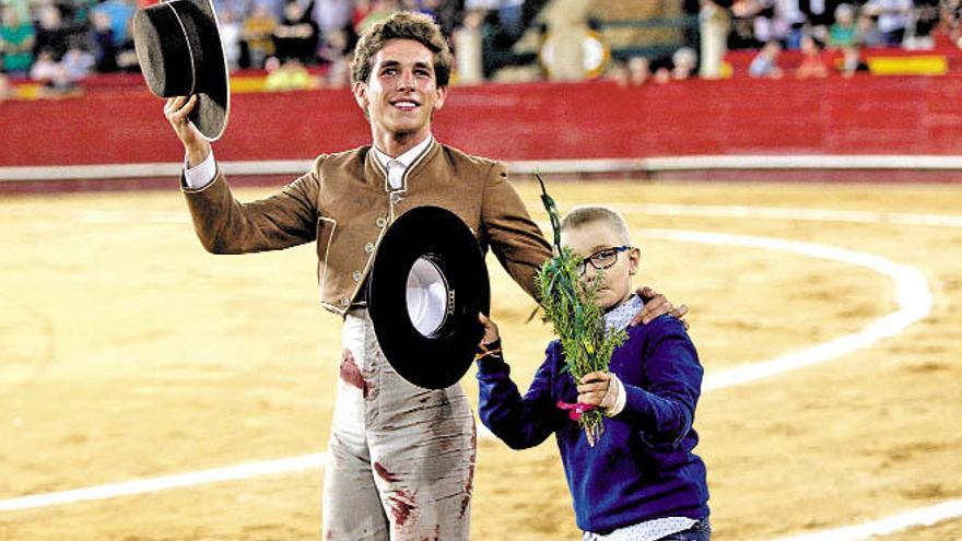 Ginés Marín junto a Adrián Hinojosa en la triunfal vuelta al ruedo en el festival.