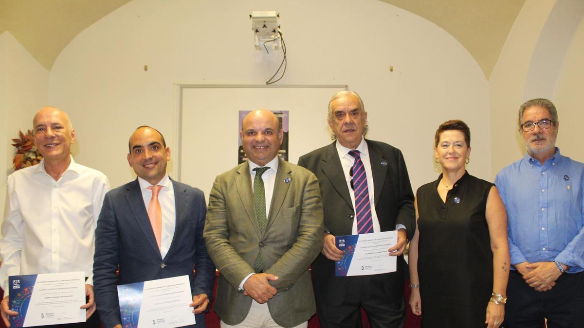 Los homenajeados Saturnino de la Hera Merino, Francisco José Béjar Morales y Carmelo Ramón Santana Páez, junto al decano, Ildefonso Seller Rodríguez, y miembros del Colegio Provincial de la Abogacía de Badajoz.