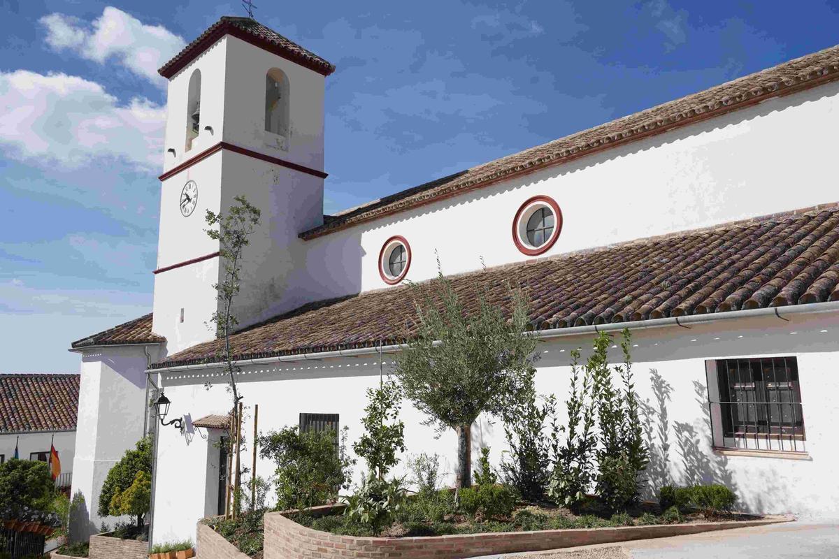 Nueva zona ajardinada junto a la iglesia