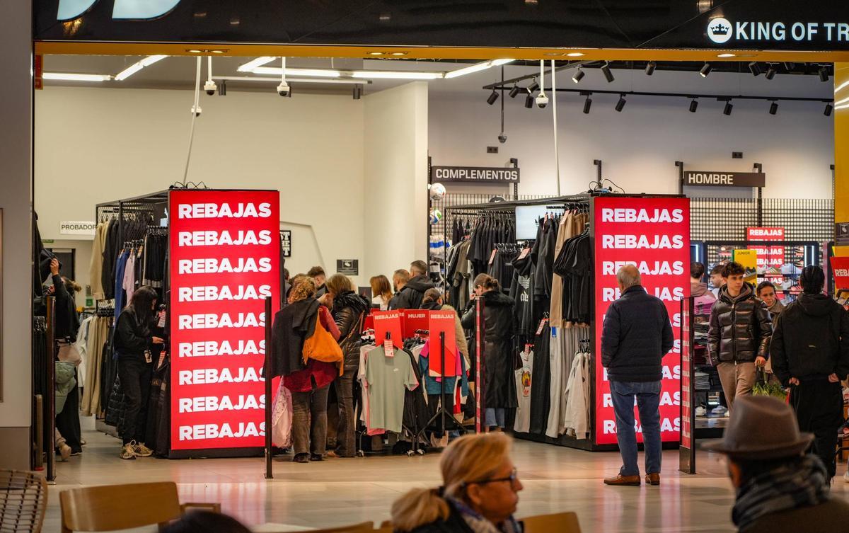 FOTOGALERÍA | Primer día de rebajas en Badajoz: colas, cambios y menos afluencia que otros años