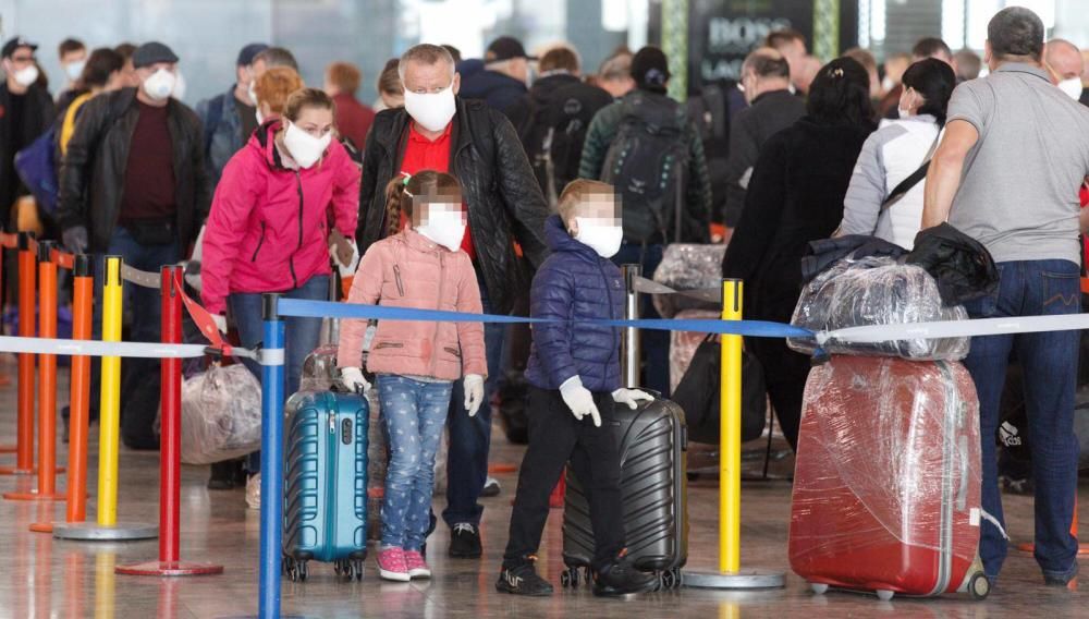 La Policía blinda la salida masiva de repatriados en el aeropuerto