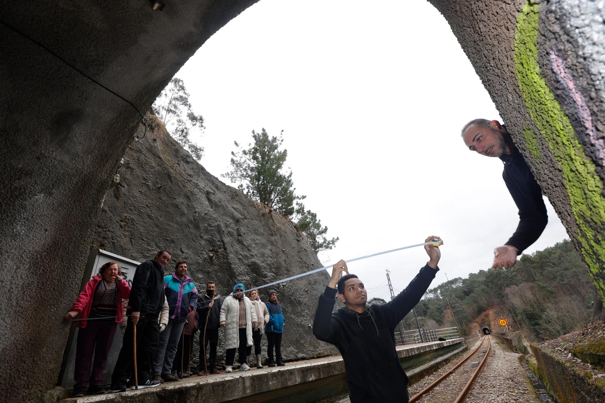 EN IMÁGENES: Un grupo de vecinos de Cudillero protagoniza una "medición irónica" para "informar" a Renfe y Adif de las dimensiones "reales" de un túnel de Feve.