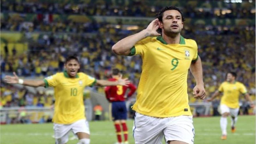 Fred celebra el primer gol de Brasil en la final de la Copa Confederaciones.