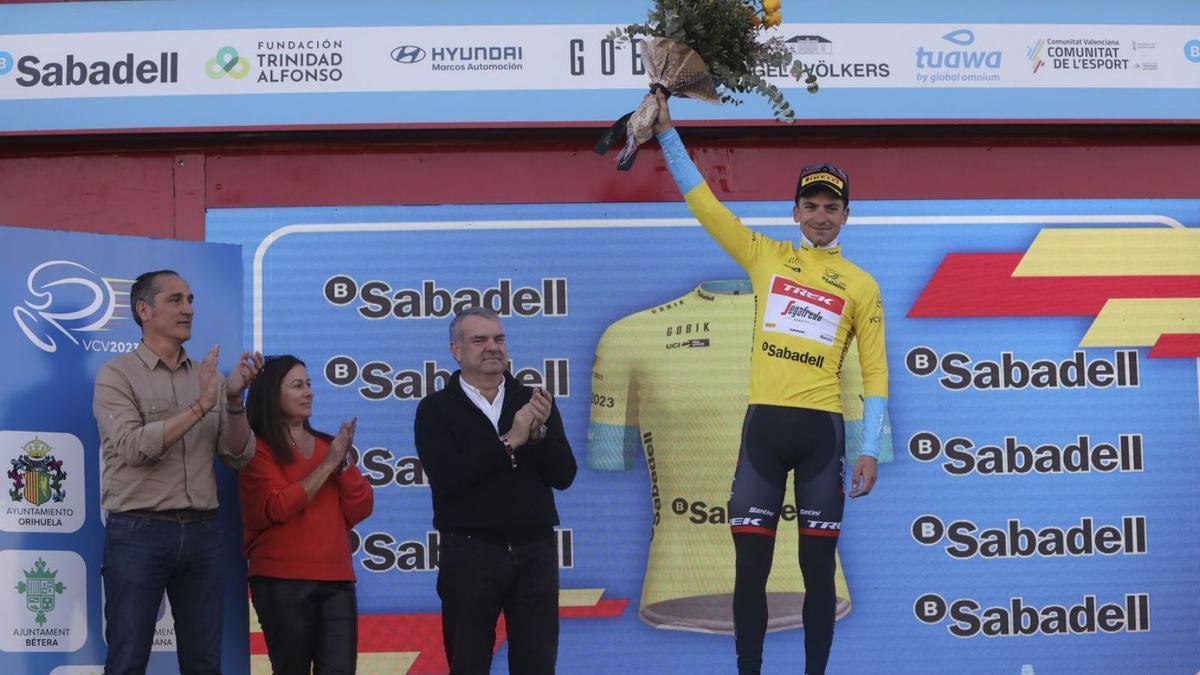 Fernando Canós (Banco Sabadell) participó en la entrega de premios en Sagunt.