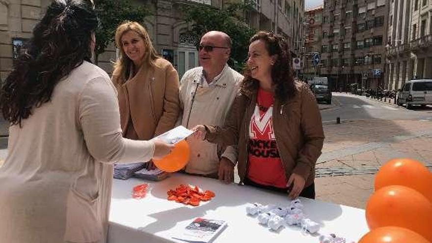 Ciudadanos instaló ayer una mesa informativa en San José. // FdV