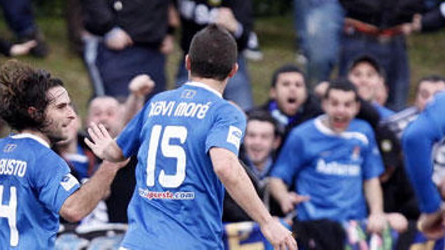 El equipo celebra un gol.