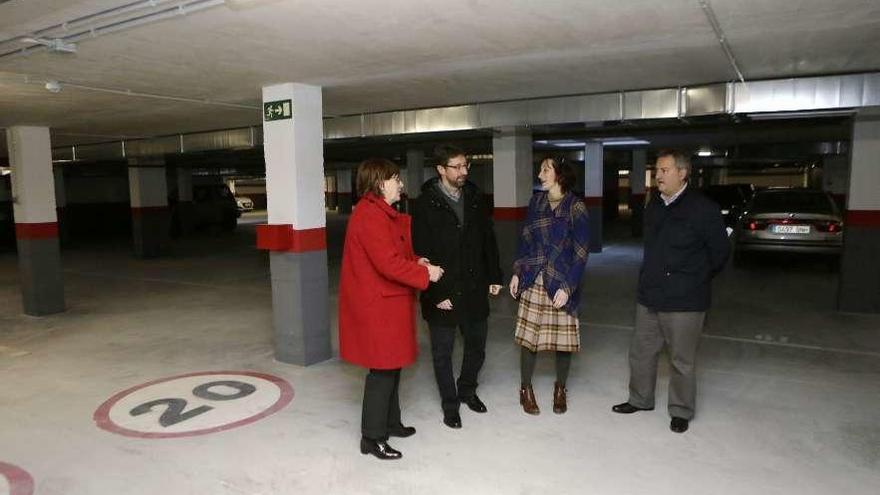 Pilar Varela, Enrique Fernández, Cintia Ordóñez y Fermín Bravo, en el garaje.