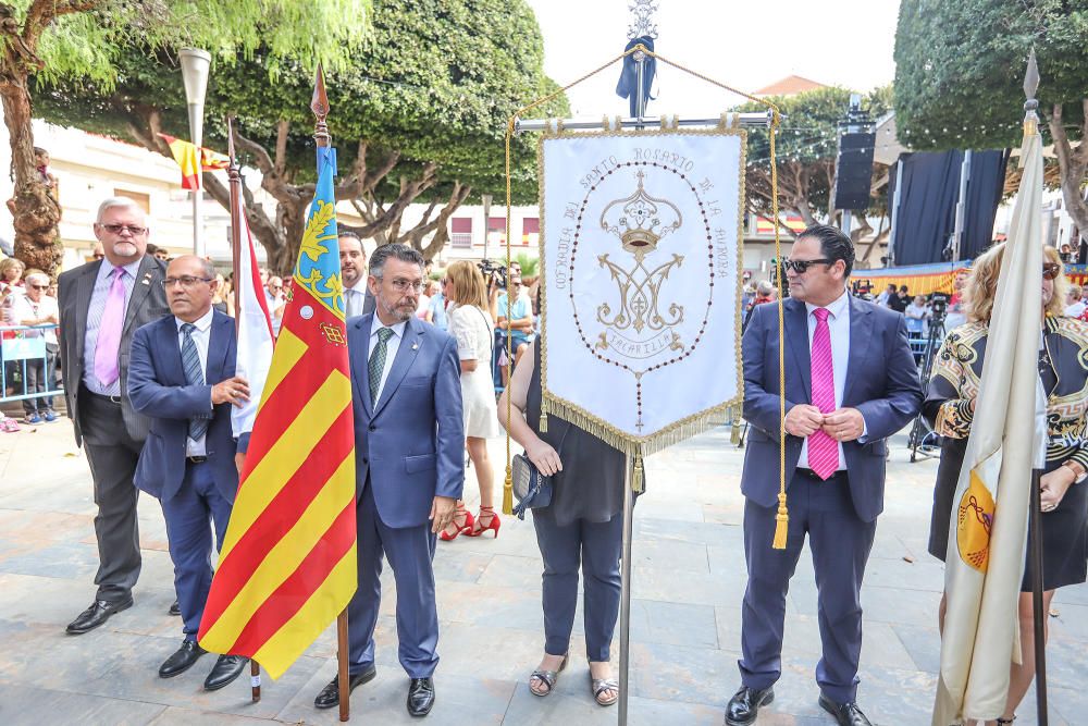 Benejúzar ha acogido el traslado de la patrona desde su santuario y un acto de homenaje a la Señera, en el día de la Comunidad Valenciana