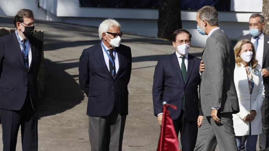 El Rey Felipe VI, saluda  Felipe González y Mariano Rajoy, expresidentes del Gobierno