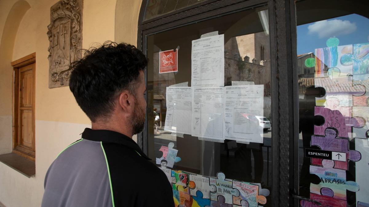 Un vecino repasa los resultados electorales del 28M en Albalat dels Tarongers.