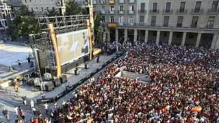 En directo | Miles de personas abarrotan la Plaza del Pilar animando a España en la final del Mundial