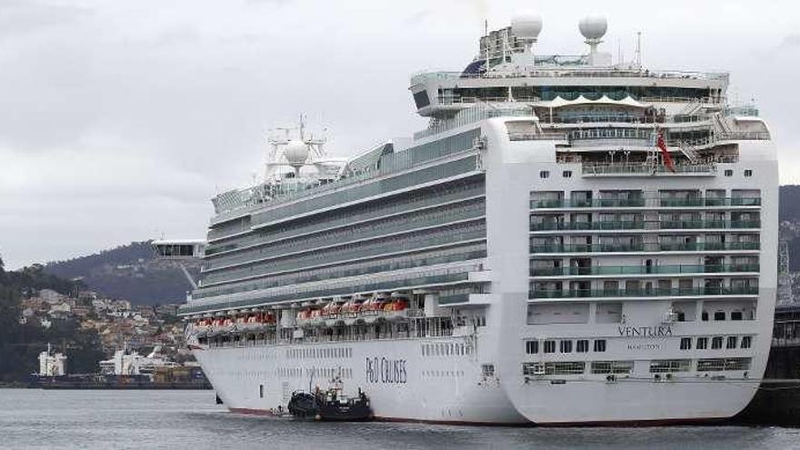 El &quot;Ventura&quot;, de P&amp;O Cruises, en la terminal de cruceros marítima. // A. Villar