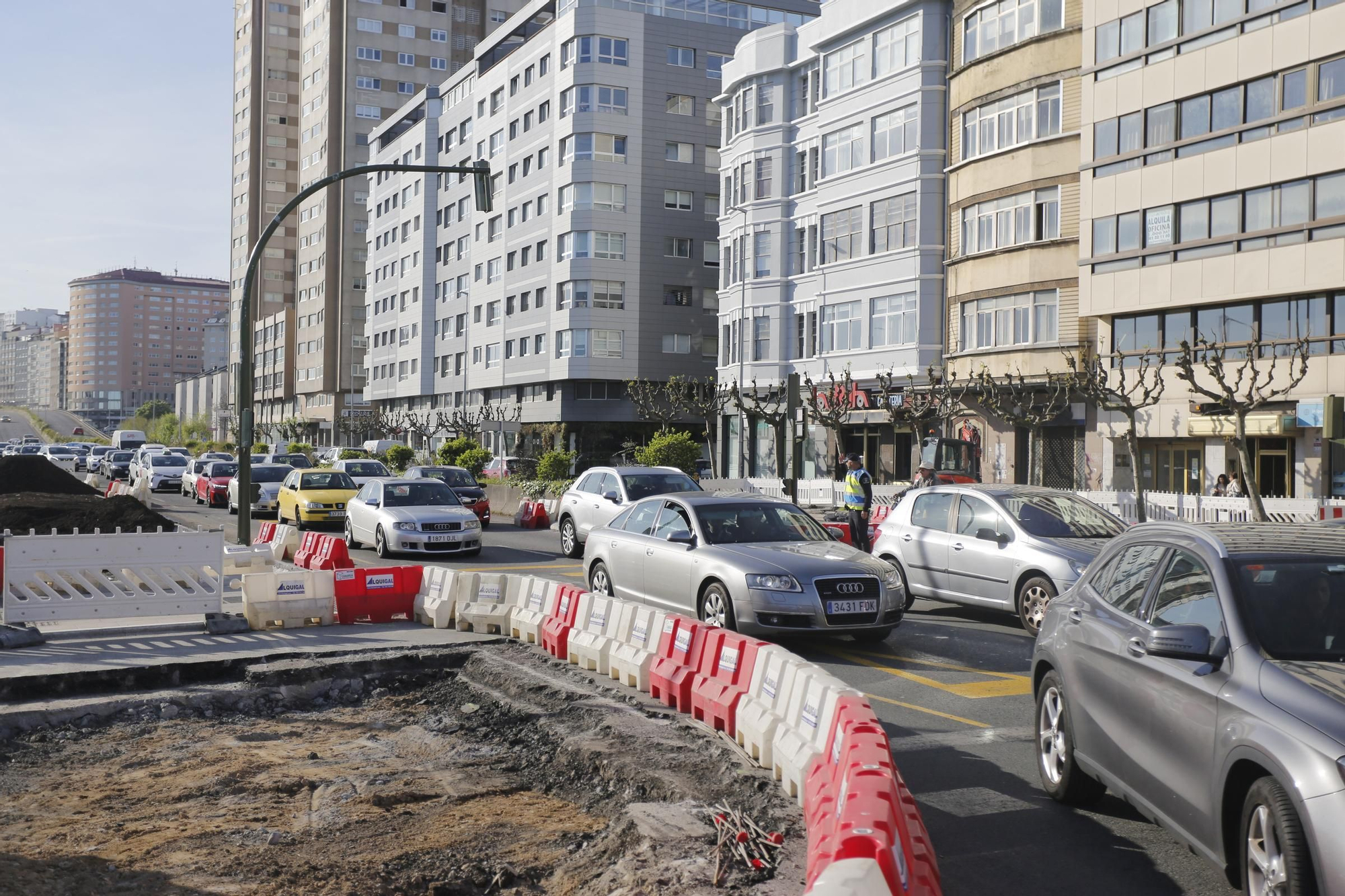 Un autobús, atascado en la nueva glorieta junto a la Casa del Mar