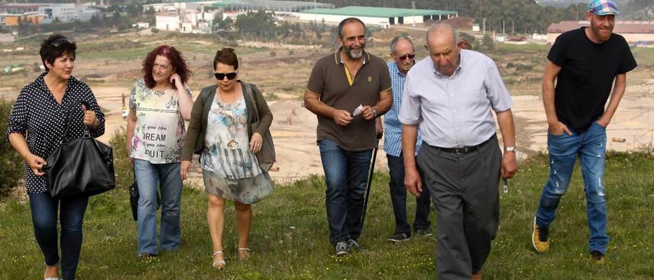 Dulce Forcelledo, Charo Menéndez, Rosa Muñiz, Victorio Fernández, Luis Junquera, Alfredo García y José Luis Fernández, ayer en Campañones.