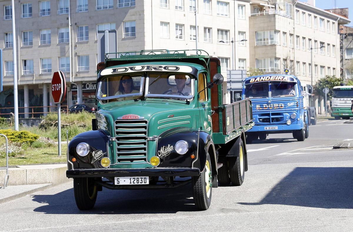Camiones participantes en el encuentro de vehículos clásicos