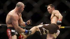 El peleador brasileño Silva Wanderlei recibe un golpe de su rival estadounidense Rich Franklin