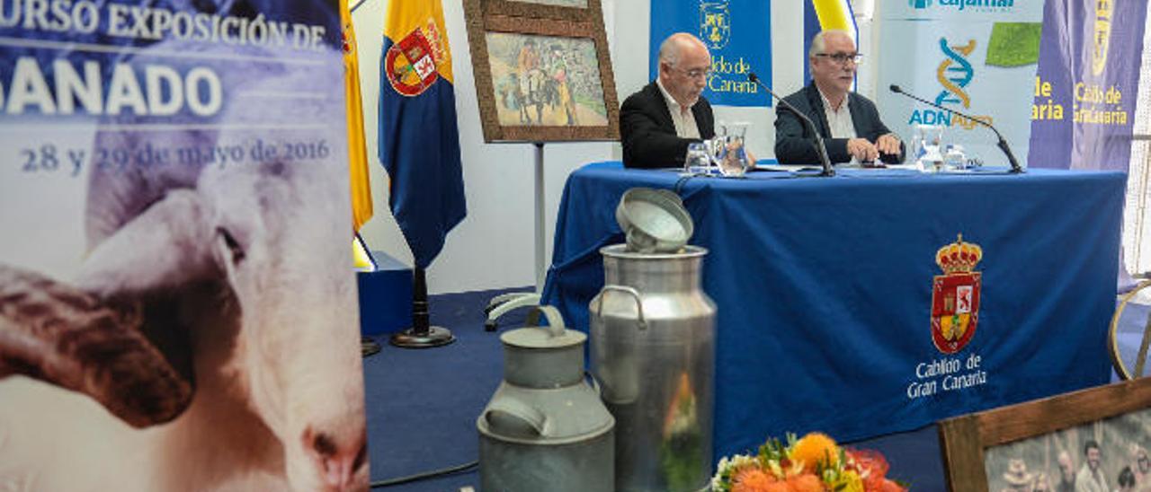 Antonio Morales y Miguel Hidalgo, ayer durante la presentación del concurso de ganado.