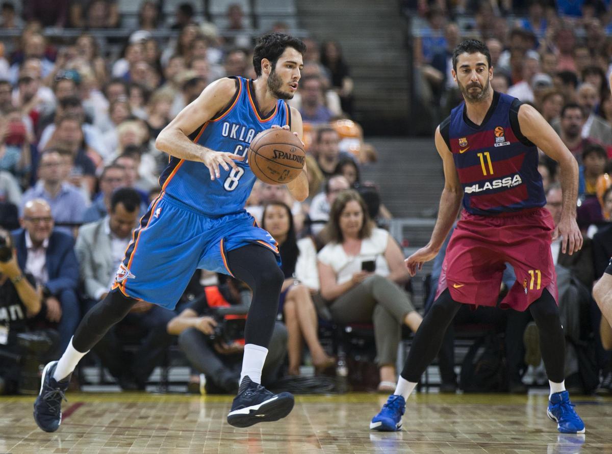 Álex Abrines, contra Juan Carlos Navarro en un Barça-Thunder disputado en el Sant Jordi