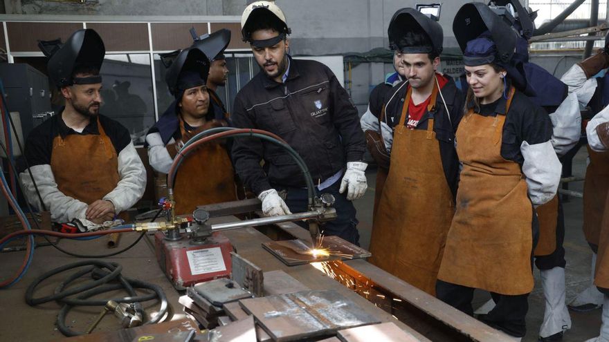 Emprego eleva su oferta de cursos para cubrir puestos con personas sin papeles