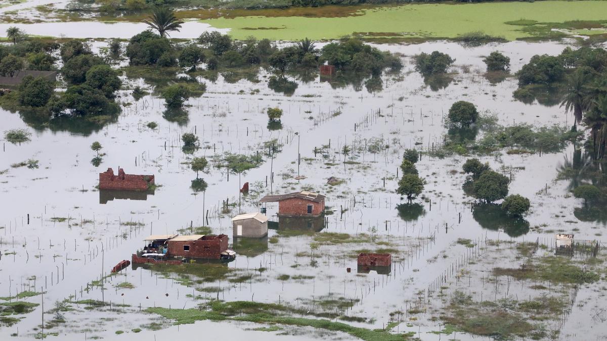 Bolsonaro visita la tragedia de las lluvias en el nordeste de Brasil