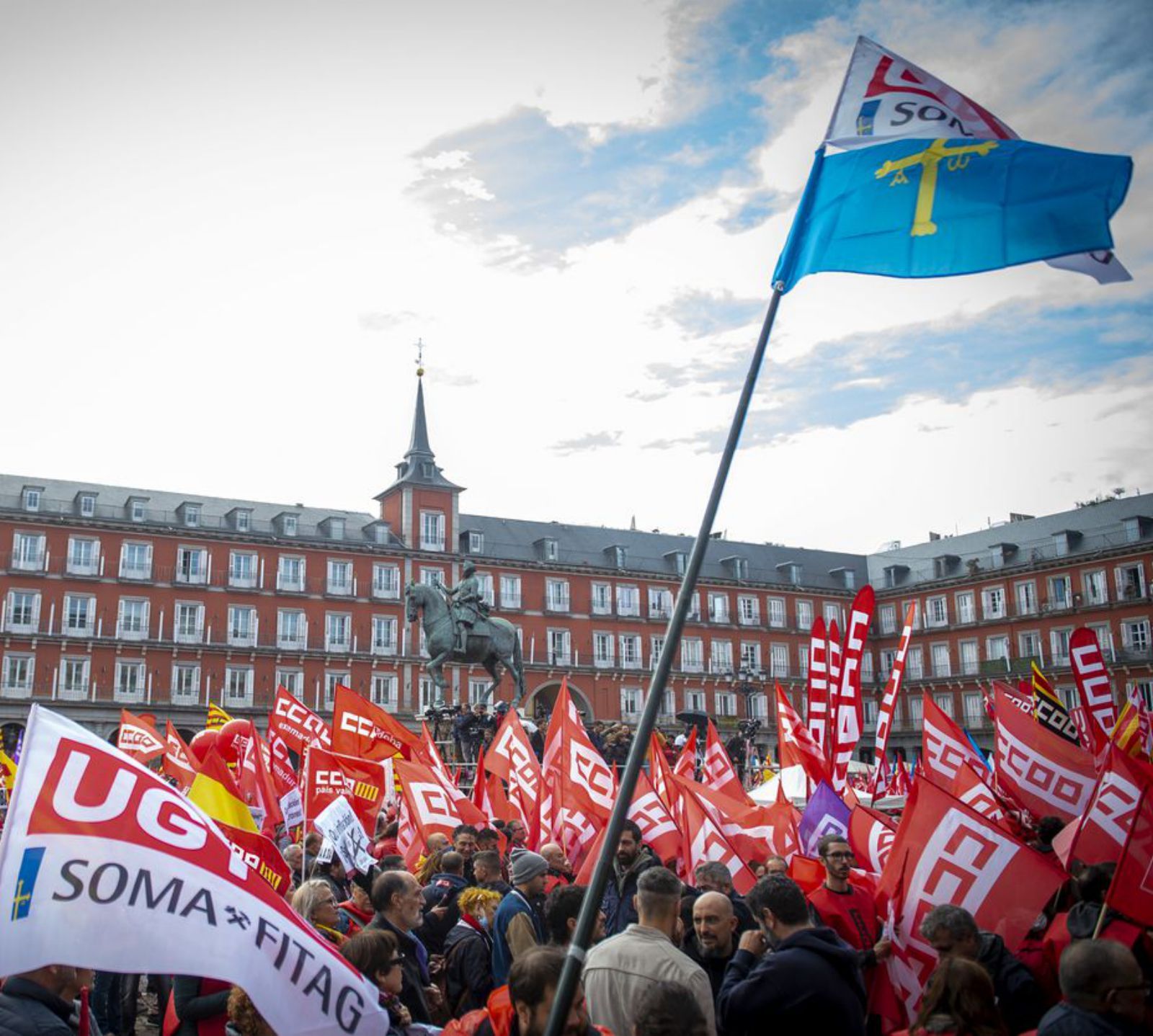 Una bandera asturiana ondea en la abarrotada Plaza Mayor de Madrid. | E. P.