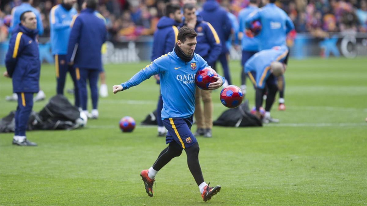 Leo Messi, repartiendo balones en el entrenamiento de puertas abiertas del año pasado