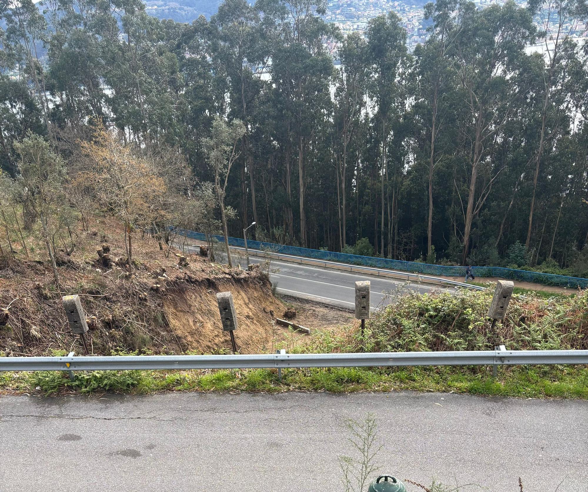 Vial Rúa a Granxa, en Domaio, que qeudó en situación peligrosa por los derrumbes de tierra del talud.