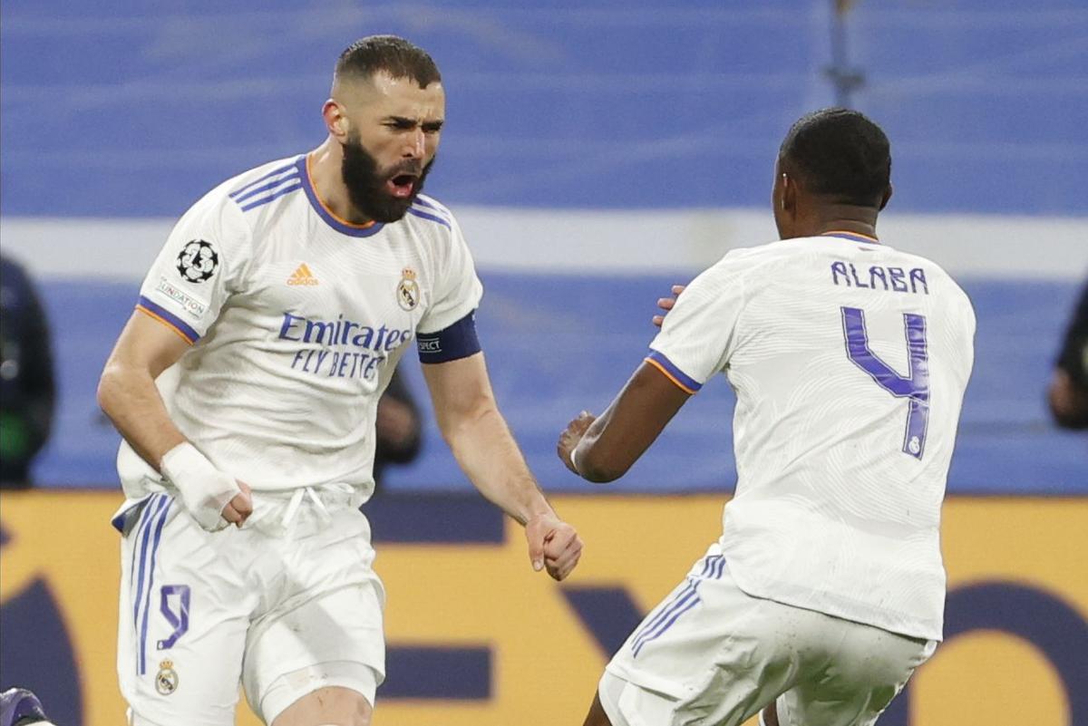 MADRID, 09/03/2022.- El delantero del Real Madrid Karim Benzemá (i) celebra con David Alava tras marcar ante el París Saint Germain, durante el partido de vuelta de los octavos de final de la Liga de Campeones que disputan hoy miércoles en el estadio Santiago Bernabéu. EFE/Sergio Pérez