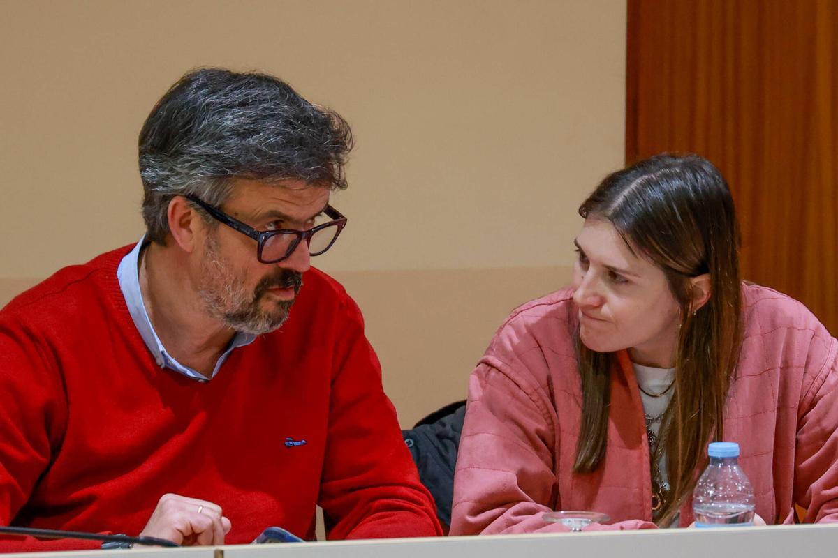 Otero y otro concejal del PP de O Grove en un pleno.