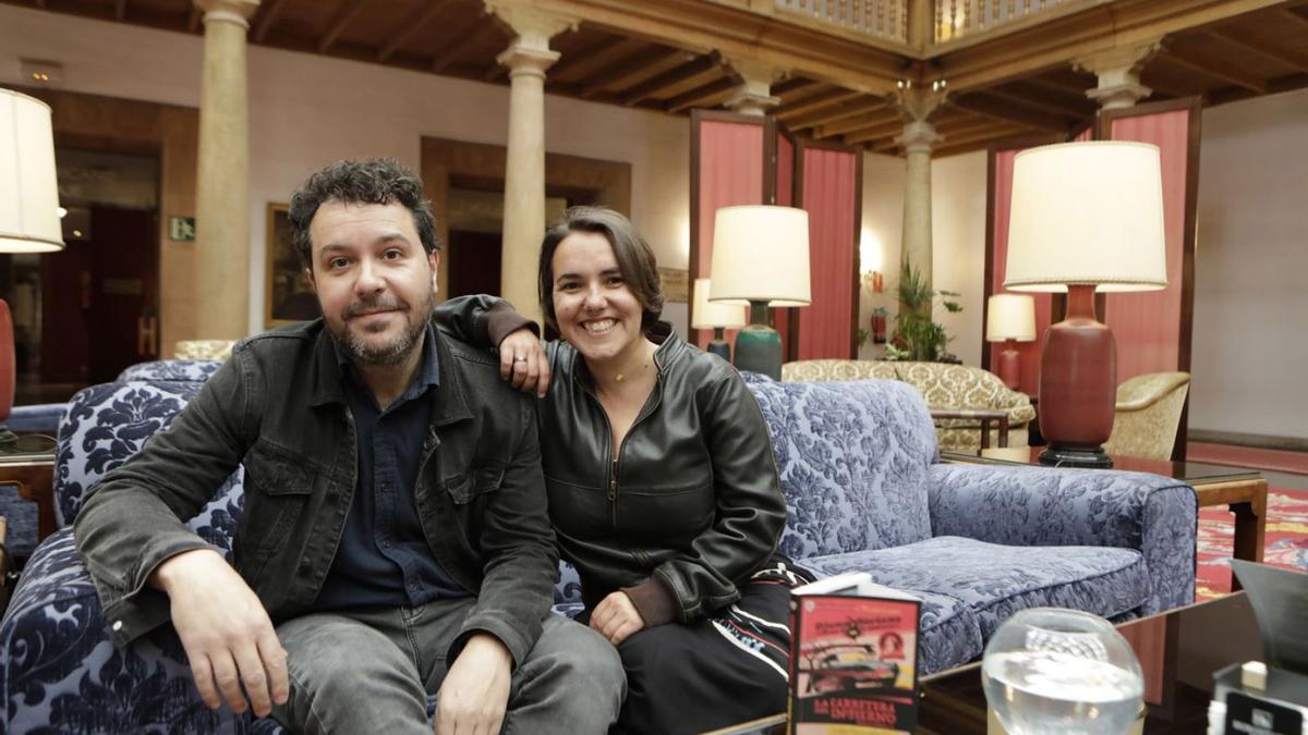 Jorge Salvador Galindo y Leticia Sánchez Ruiz, autores del libro «La carretera del infierno», de la serie «Oficina de peligros», en el hotel de la Reconquista. | Fernando Rodríguez