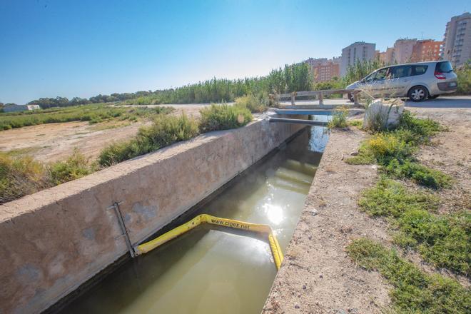 La Confederación Hidrográfica instala ocho barreras para retener las toneladas de plásticos que contaminan el Segura y el mar en Guardamar