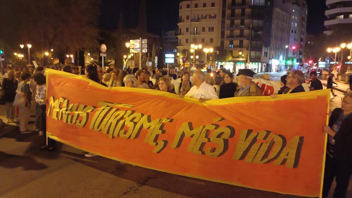Más de mil personas se manifiestan en Palma contra el modelo turístico
