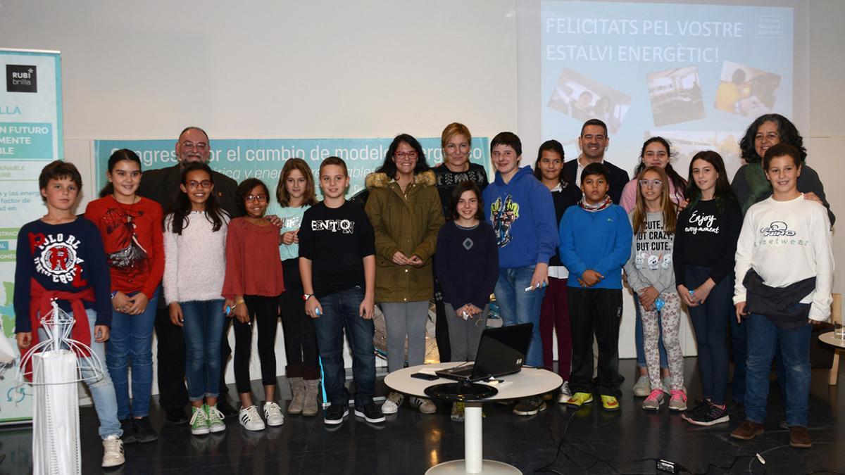 Alumnos de las escuelas de Rubí junto a Ana María Martínez.