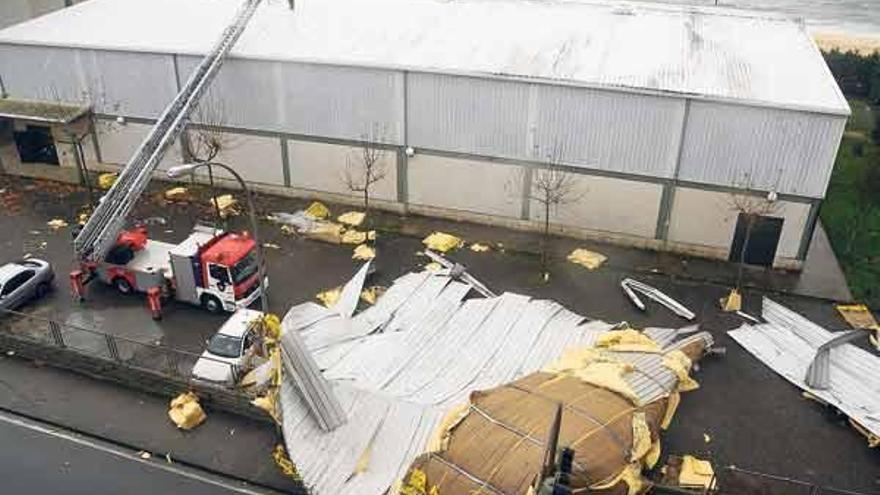 El viento derriba el techo de un pabellón en Cangas y el hielo complica el tráfico en Galicia