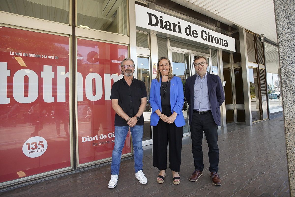 D'esquerra a dreta, Maneu Fernández, gerent del Diari de Girona, Eva menor, consellera d'Igualtat i Feminisme i Josep Callol, director del Diari de Girona.