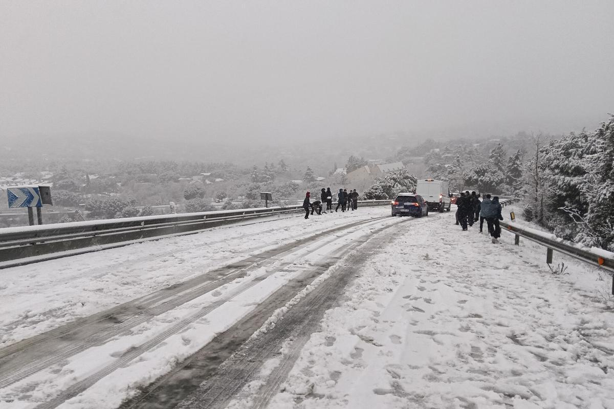 GALAPAGAR (MADRID), 28/01/2026.- Varias personas se lanzan bolas de nieve en la carretera M-519 a la altura de Galapagar, este miércoles, en el que la borrasca Kristin deja una nevada en la región de Madrid. EFE/Álvaro Blanco