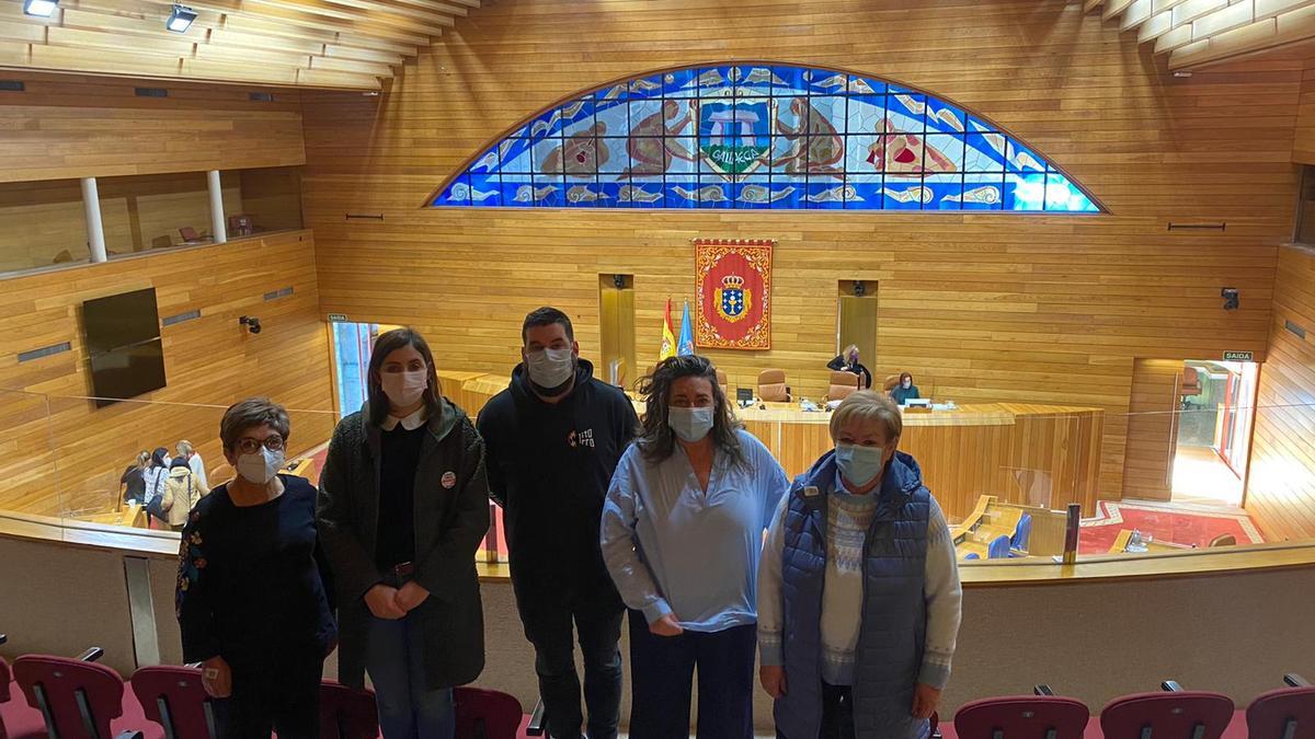 Paulo Ríos, en O Hórreo esta mañana con la alcaldesa, la edil María Ortega e integrantes de la Mesa da Sanidade.