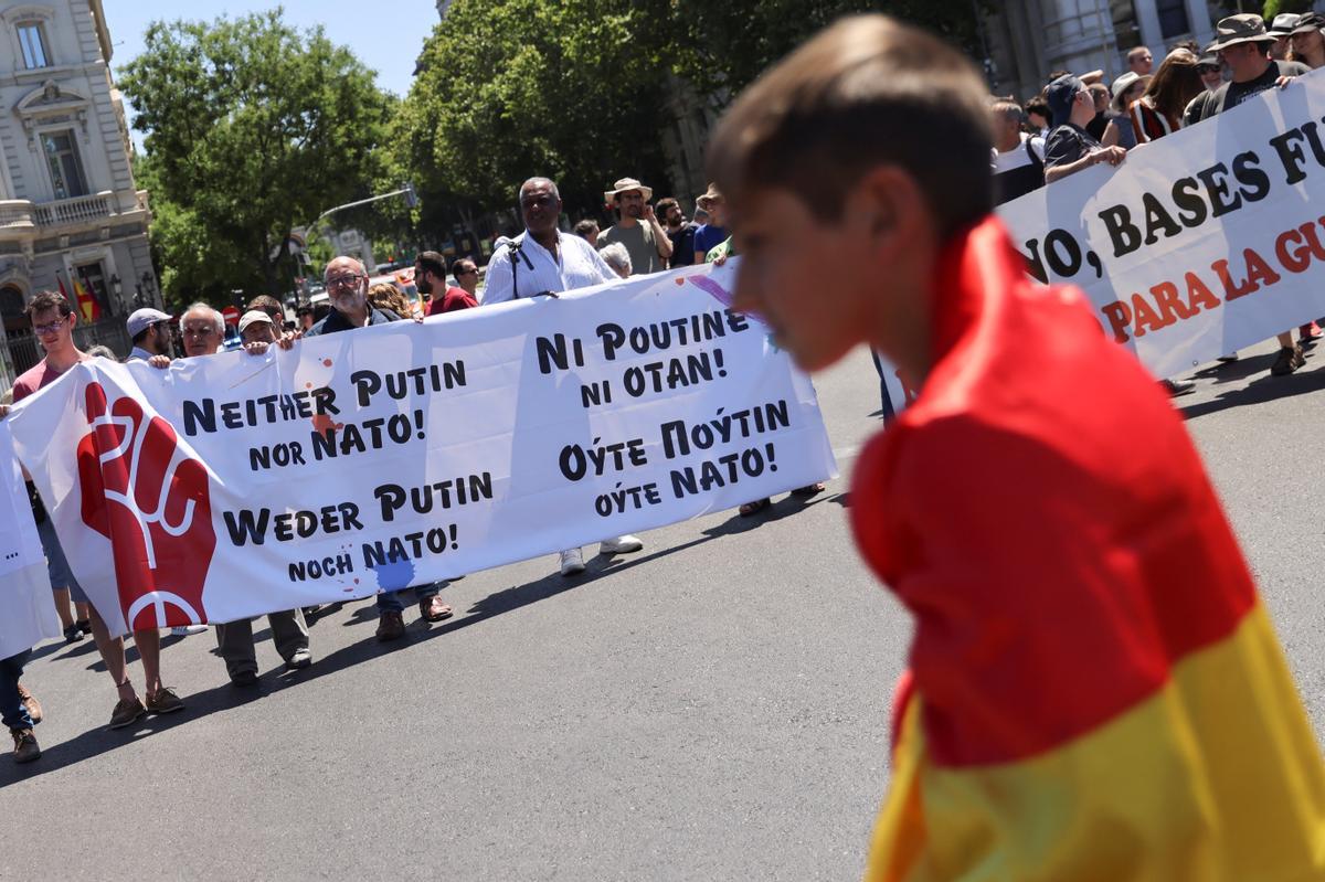 Varios miles de personas protestan contra la OTAN en Madrid